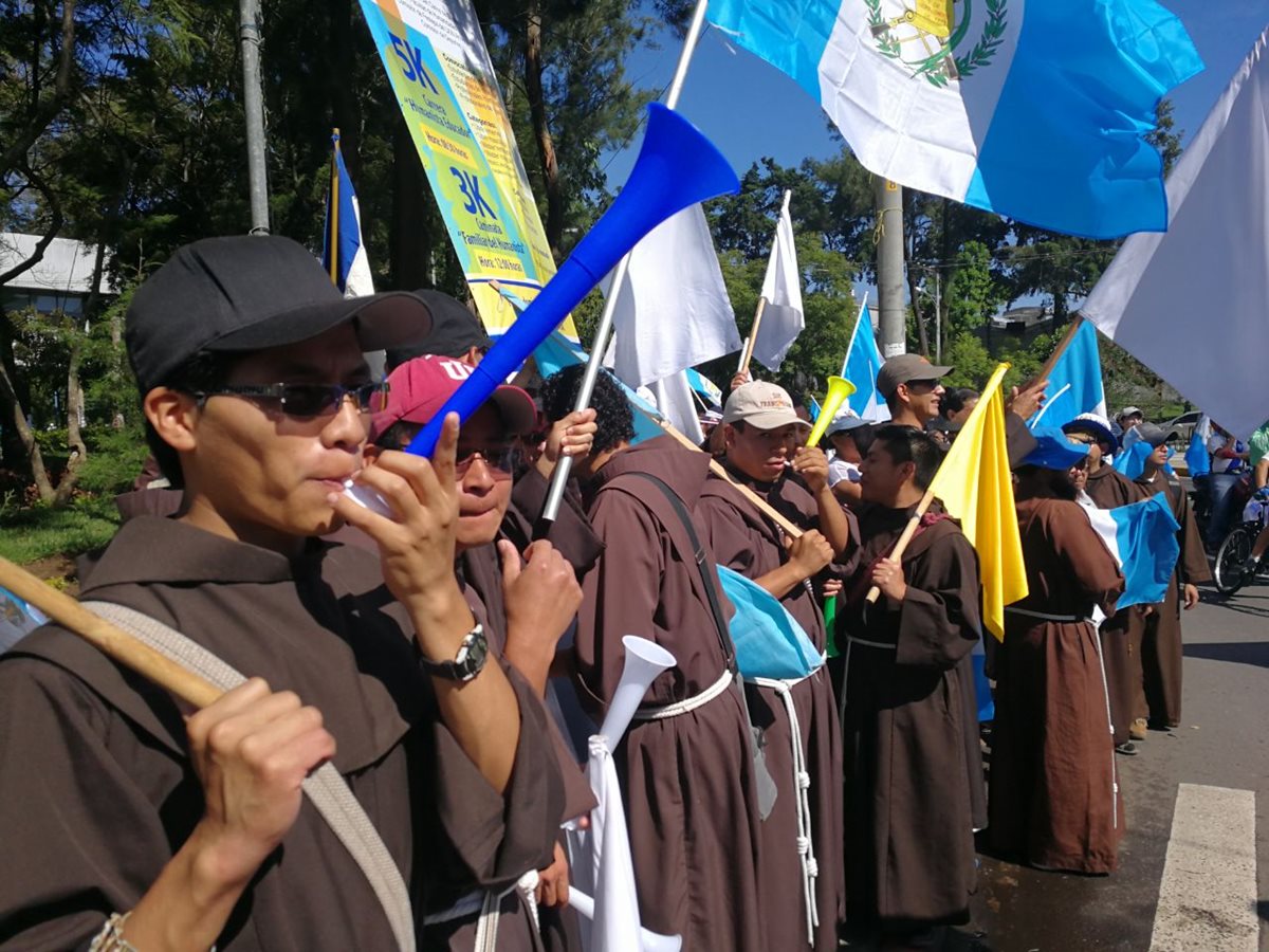 Monjes franciscanos apoyan la marcha en la Universidad de San Carlos.