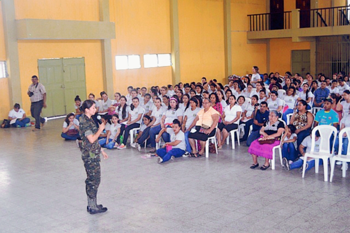 Expertos de  la PGN y PNC imparten charla sobre bullying a estudiantes de la Escuela Normal Intercultural, en Zacapa.  (Foto Prensa Libre: Víctor Gómez)