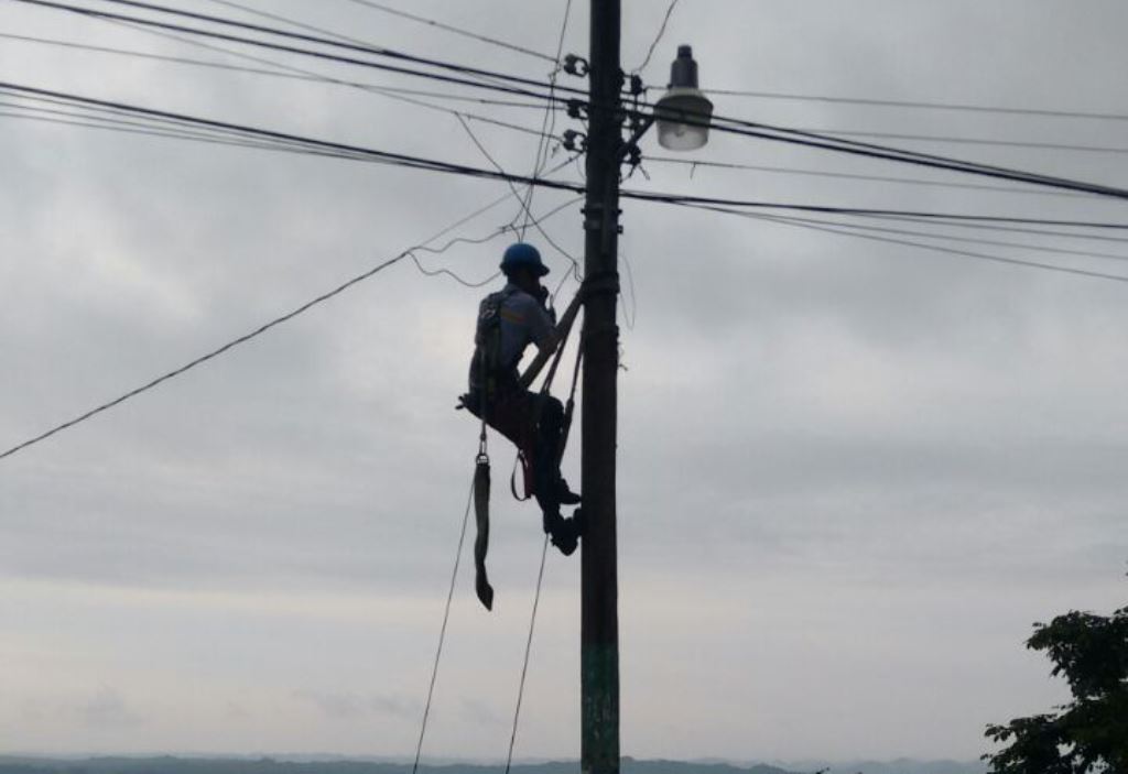 Una de las lámparas que se quedó sin suministro de energía en San José, Petén. (Foto Prensa Libre: Rigoberto Escobar).