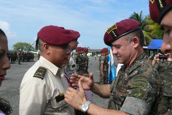 El comandante David Barrientos coloca insignias a los  militares ascendidos.