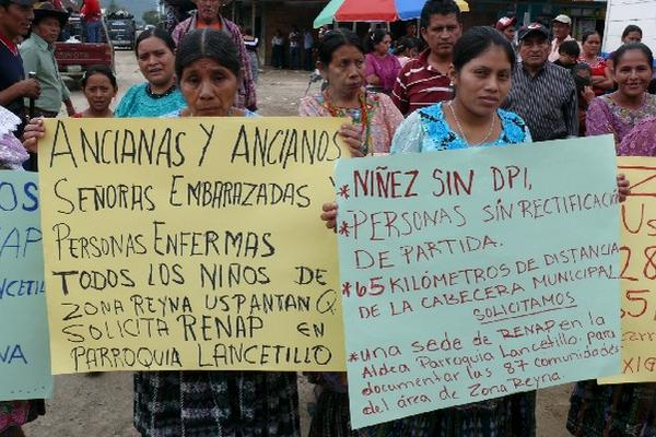 vecina muestra cartel con demandas.