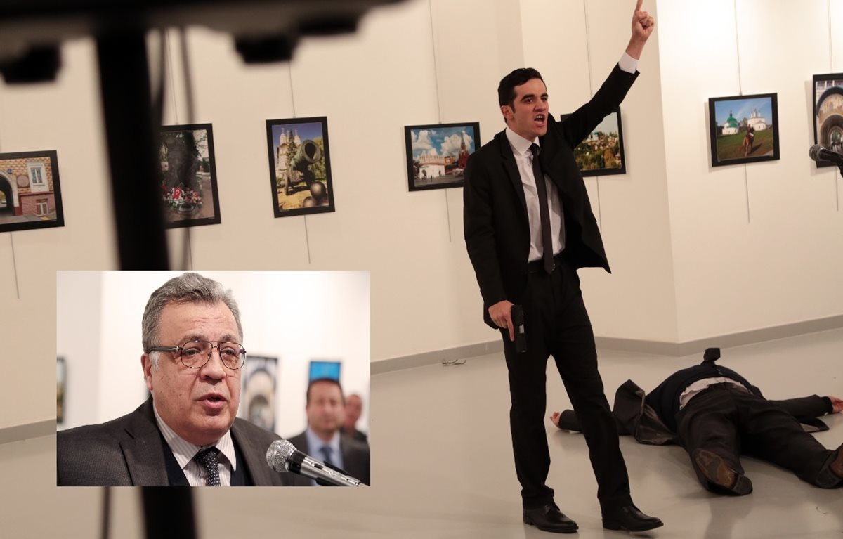 Un hombre armado hace gestos después de disparar al embajador de Rusia en Turquía, Andrei Karlov (Inserto). (Foto Prensa Libre: AP).