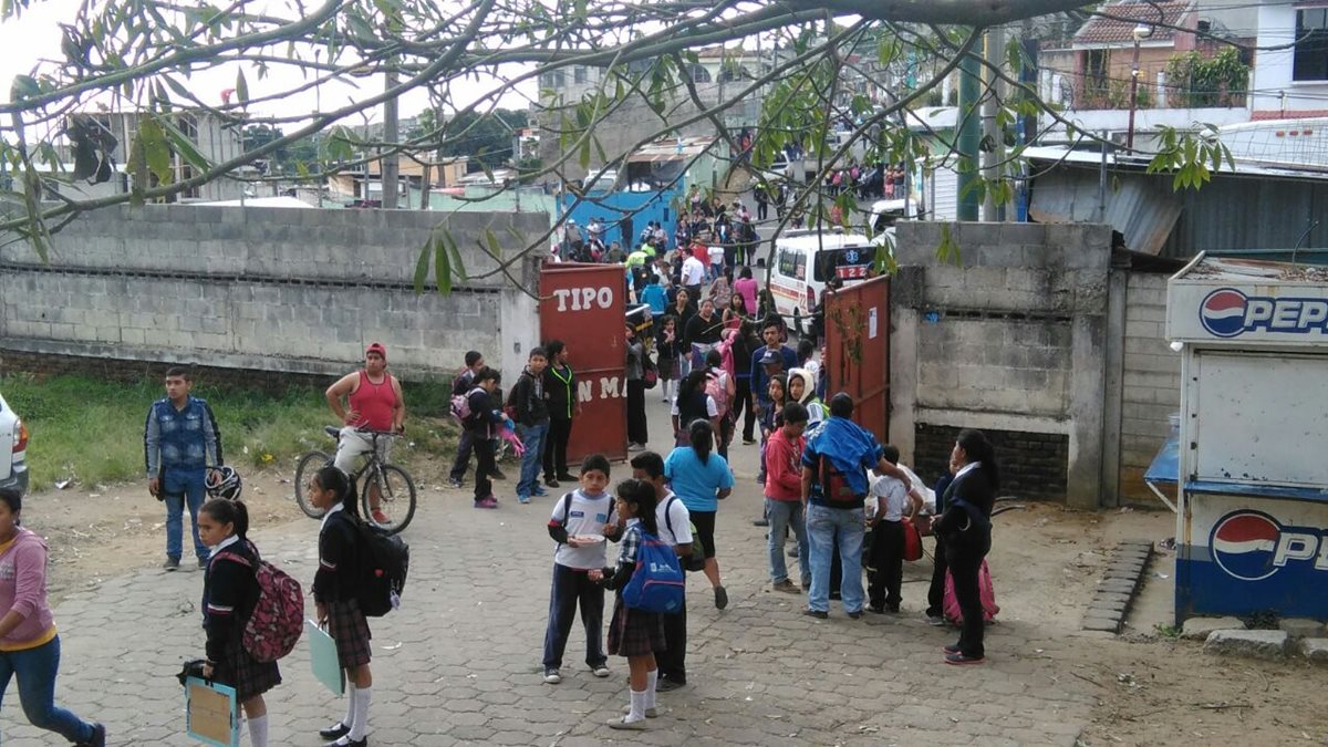 Unos 900 estudiantes son evacuados por prevención, luego que se encontrara una nota advirtiendo de una bomba en la escuela. (Foto Prensa Libre: Estuardo Paredes)