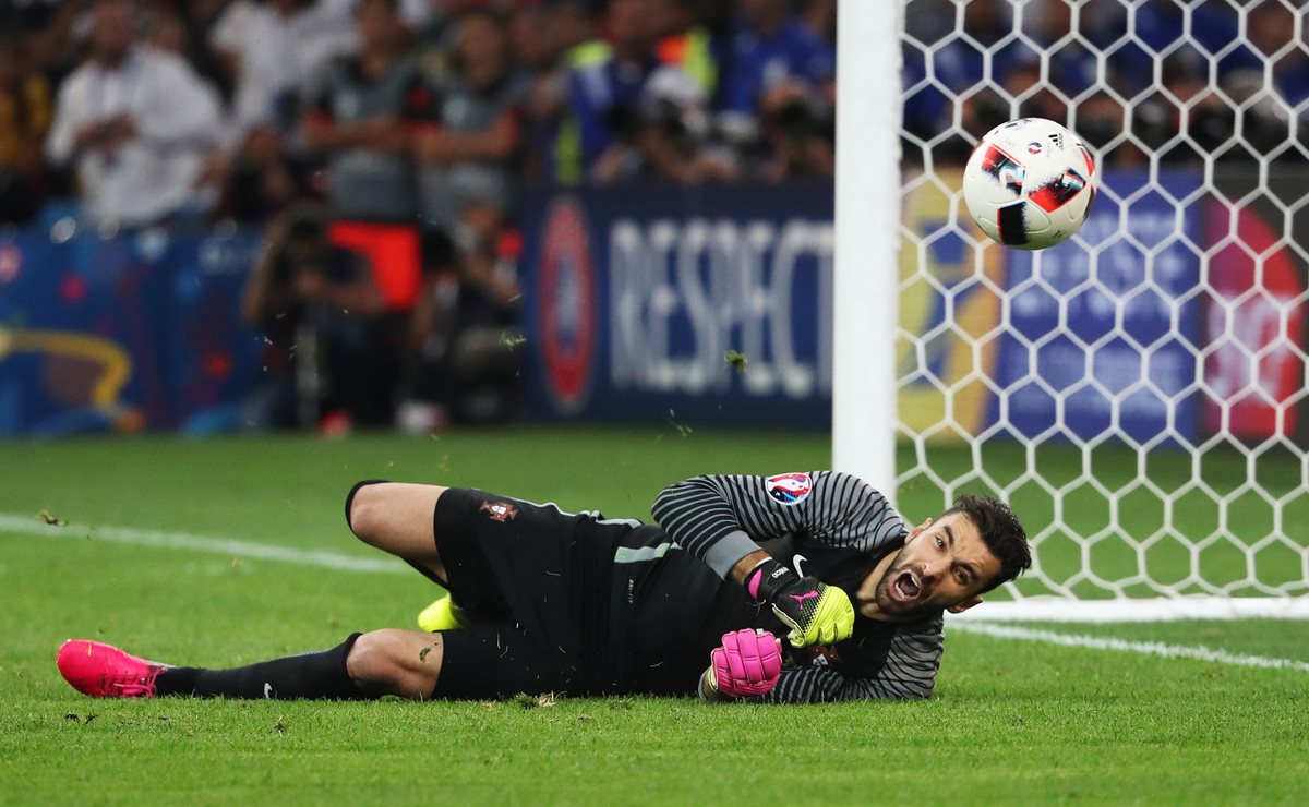 Rui Patricio le atajó el penalti a "Kuba" en los cuartos de final contra Polonia. (Foto Prensa Libre: EFE)