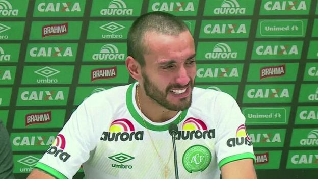 "Sólo Dios puede explicar por qué sobreviví al accidente. Me agarró y me dio una segunda oportunidad", afirmó Alan Ruschel en el estadio del Chapecoense. (AP)