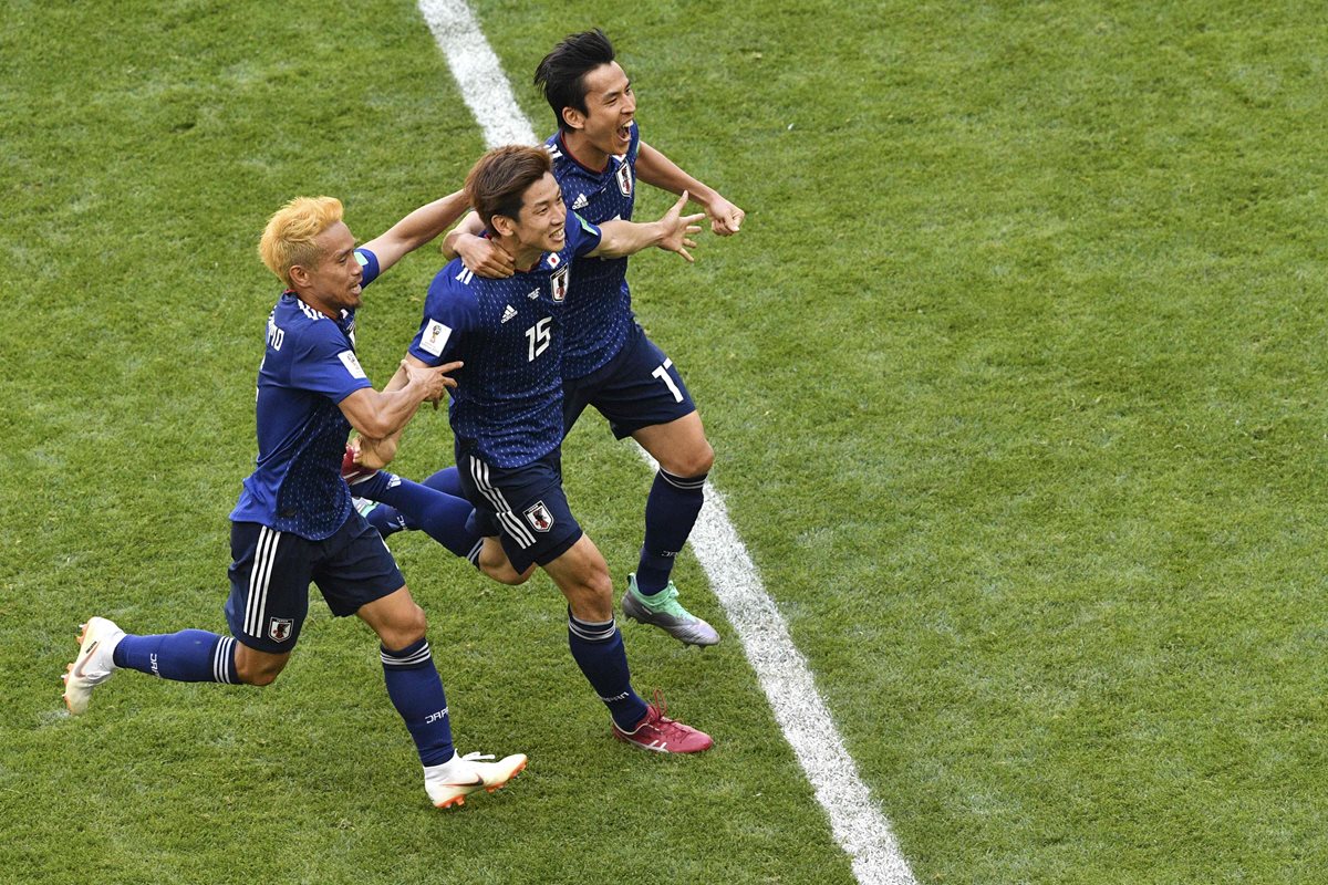 Los jugadores de la Selección de Japón festejan en el partido contra Colombia. (Foto Prensa Libre: AFP)
