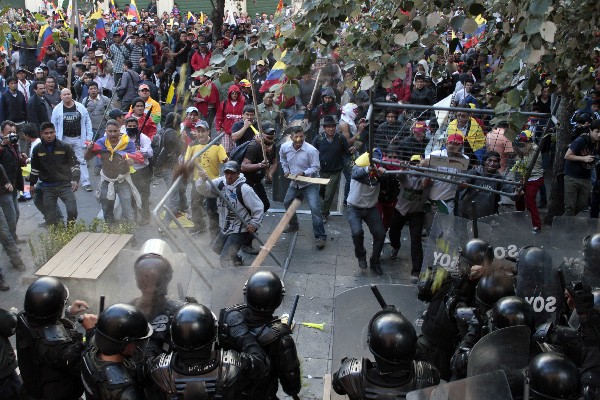 <em><span class="hps">Manifestantes</span> <span class="hps">chocan con la policía</span> <span class="hps">en Quito,</span> <span class="hps">Ecuador.</span></em> (Foto Prensa Libre: AP)
