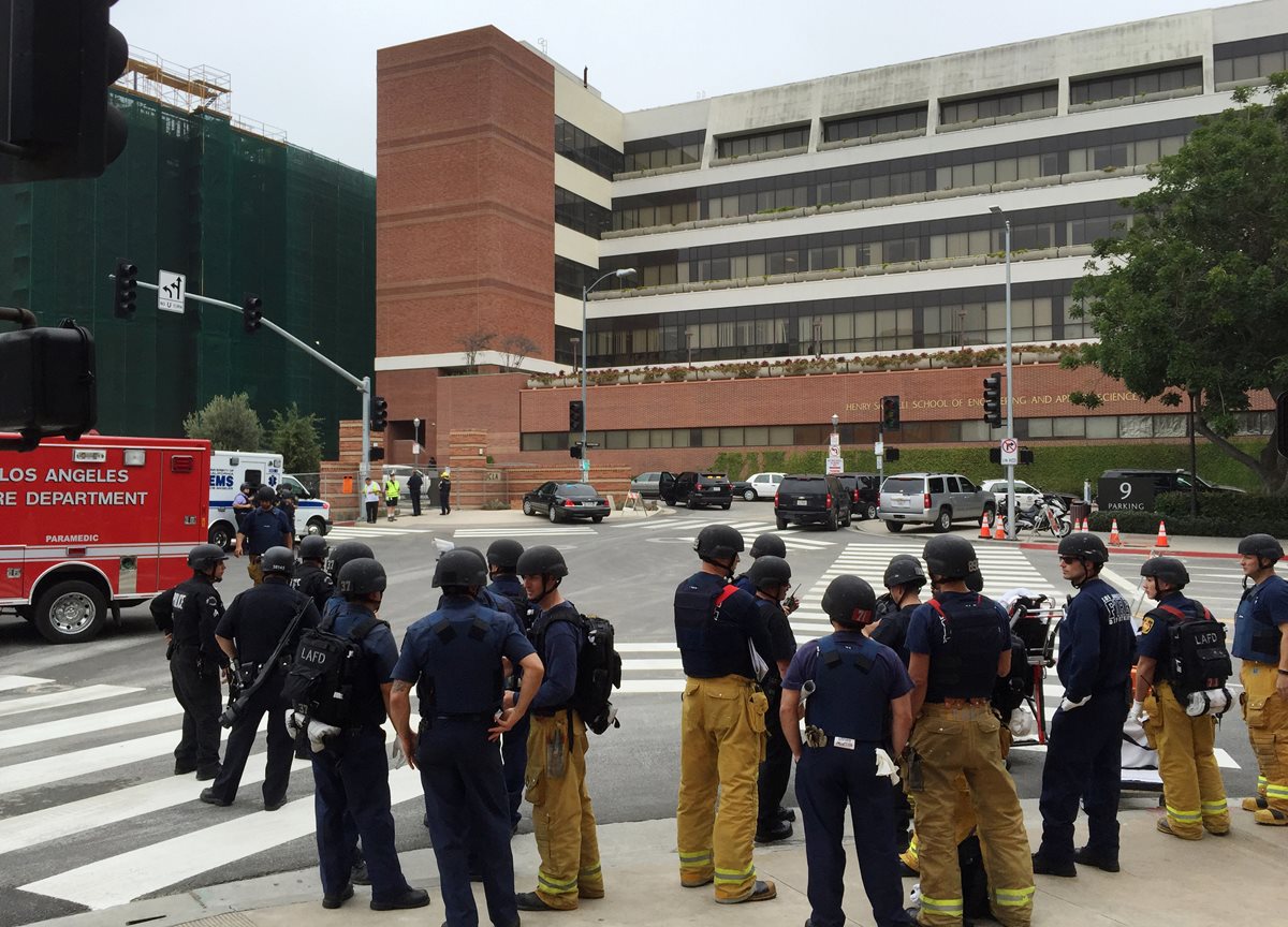 Policías vigilan un sector de la Ucla, donde se produjo la balacera. (Foto Prensa Libre: AP).