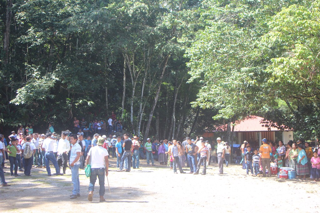 Pobladores se manifiestan en una de las áreas de Semuc Champey, en Lanquín, Alta Verapaz. (Foto Prensa Libre: Ángel Tax)