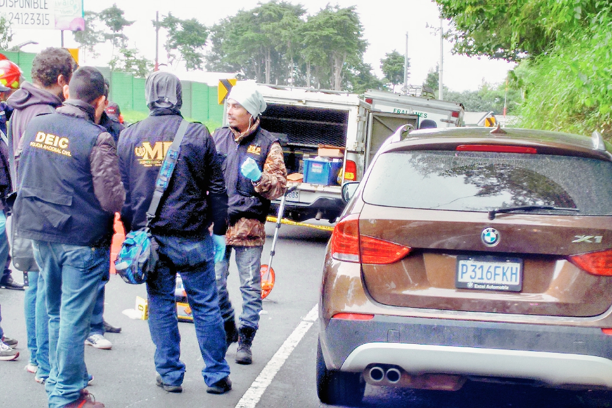 Vehículo en el que se hallaban los cadáveres de tres hombres , en el km 27.5 de la ruta a El Salvador, en Fraijanes, Guatemala. (Foto Prensa Libre: Oswaldo Cardona)