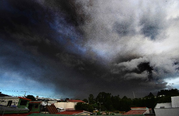 El volcán Turrialba matiene erupciones de ceniza que han cubierto San José, Costa Rica. (Foto Prensa Libre: AFP).