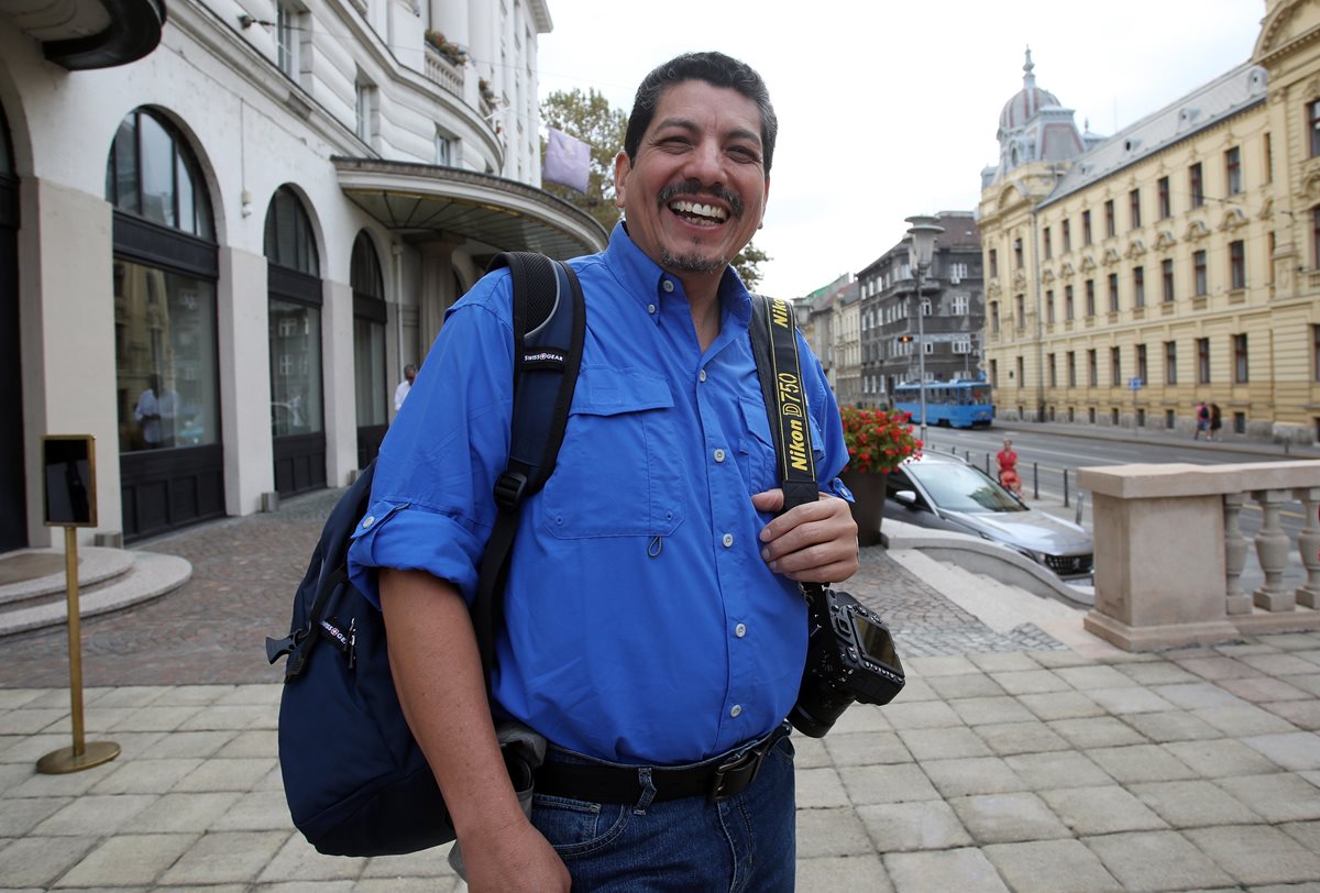 Yuri Cortez sonríe durante un paseo por la calles de Zagreb, capital de Croacia. (Foto Prensa Libre: AFP)