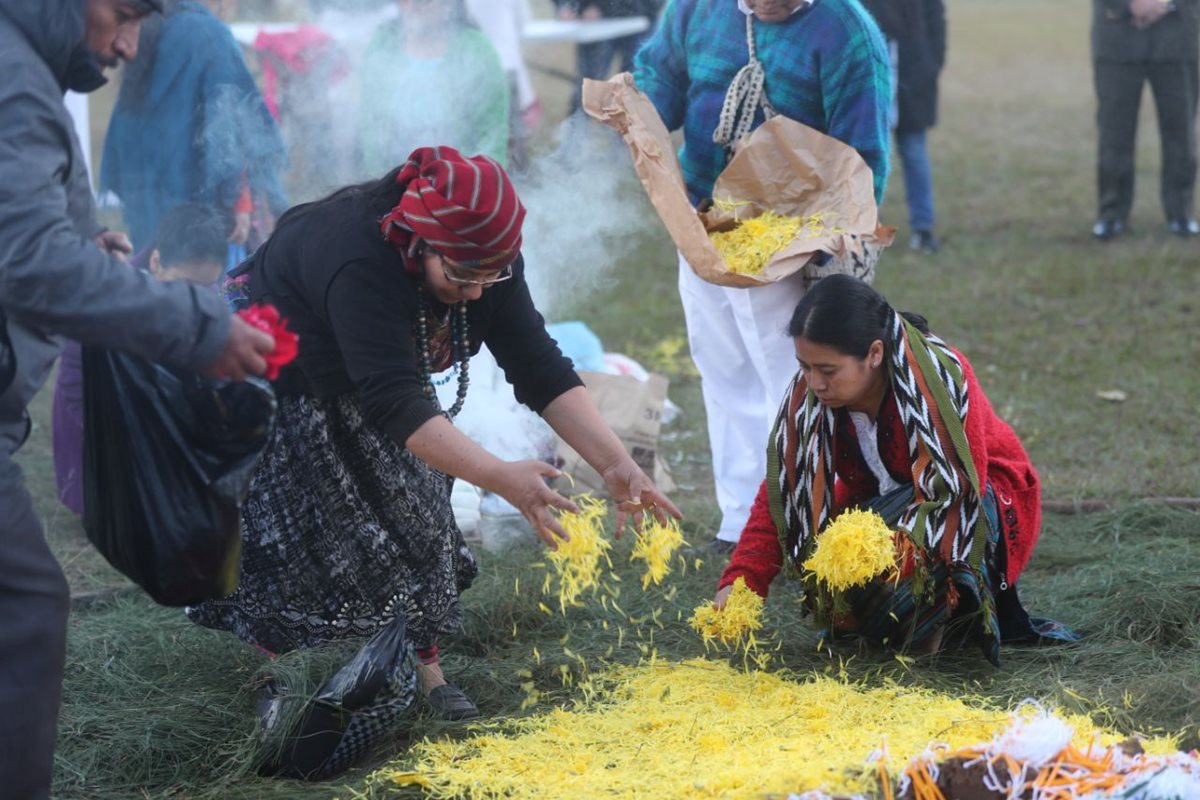 Indígenas de diversas comunidades mayas colocan varios elementos en el altar para la ceremonia maya que se efectuó para celebrar el 21 aniversario de la firma de los acuerdos de paz. (Foto, Prensa Libre: Érick Ávila).