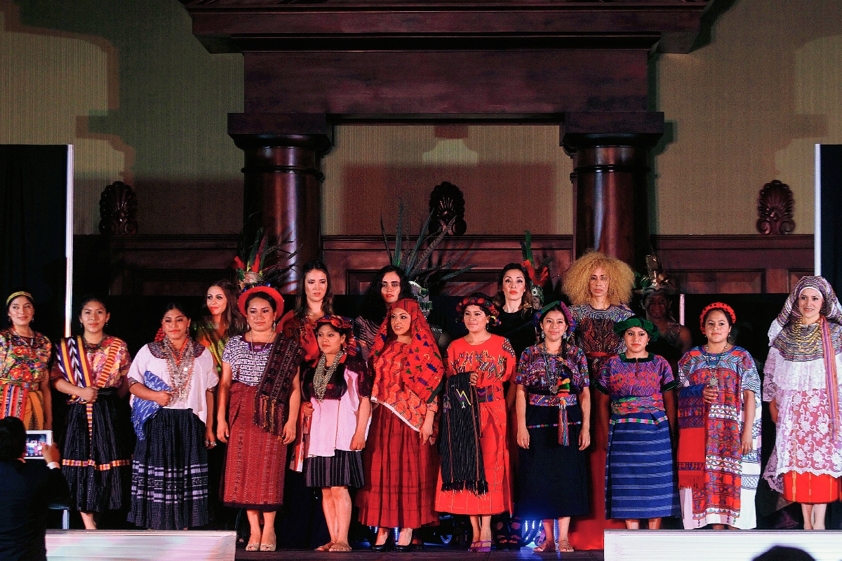 Esta noche se llevó a cabo el Fashion de Corazón en Ciudad Cayalá, en donde se mostró una pasarela de trajes típicos de distintas regiones del país. (Foto: Prensa Libre Edwin Bercián)
