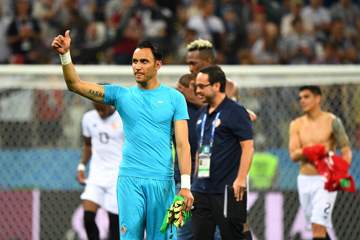 Keylor Navas se despide de la afición de Costa Rica. (Foto Prensa Libre: AFP)