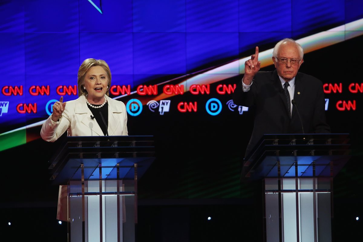 Hillary Clinton y Bernie Sanders cara a cara en el debate el jueves. (Fotos Prensa Libre: AFP).