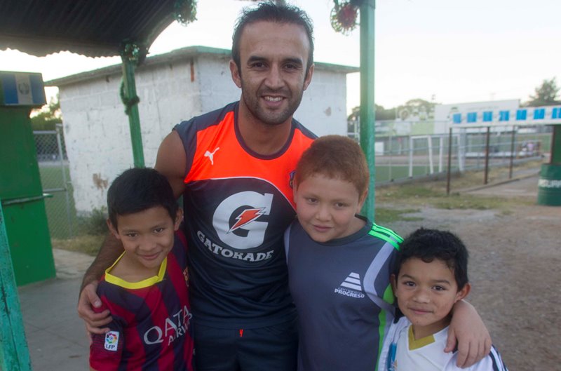 José Manuel Contreras comparte con unos niños al concluir el entrenamiento crema de este martes. (Foto Prensa Libre: Norvin Mendoza)