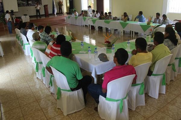 Líderes comunitarios participan en presentación de programa de   disminución de conflictividad agraria. (Foto Prensa Libre: Edwin   Perdomo)