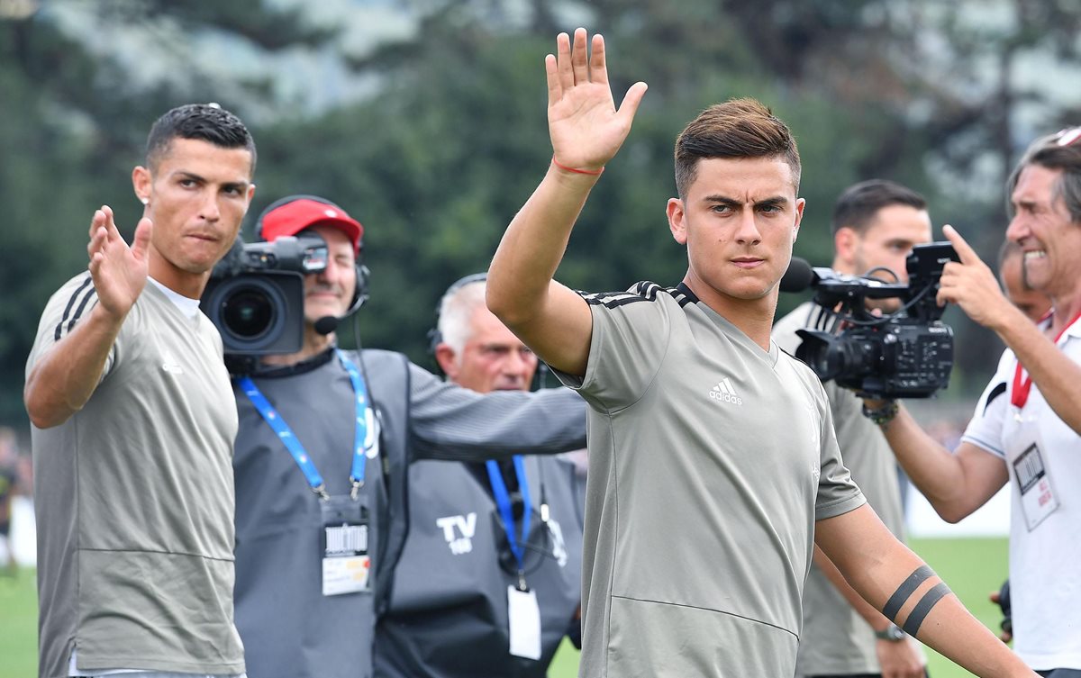 Paulo Dybala también acaparó la atención, junto a Cristiano Ronaldo. (Foto Prensa Libre: EFE)