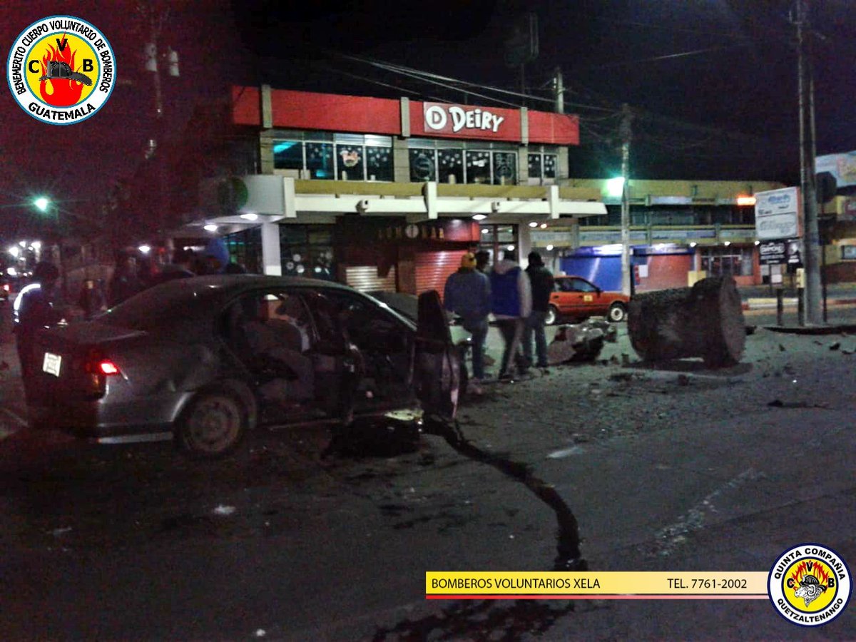 Fue identificado uno de los automovilistas que empotró su vehículo contra el monumento al Bombero Voluntario; víctima permanece en el Hospital Regional de Occidente. (Foto Prensa Libre: @CVBxela)