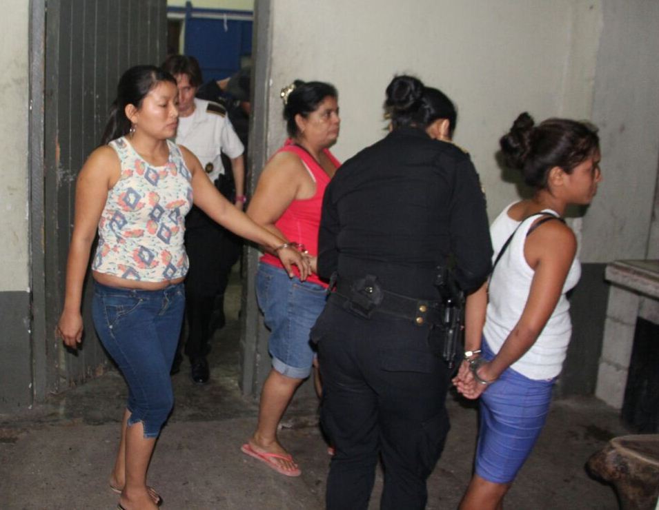 Tres mujeres capturadas en el barrio El Centro, Gualán, ZAcapa. (Foto Prensa Libre: PNC)