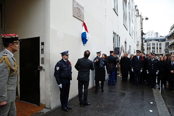 Una placa en conmemoración a las víctimas del ataque a Charlie Hebdo es descubierta.