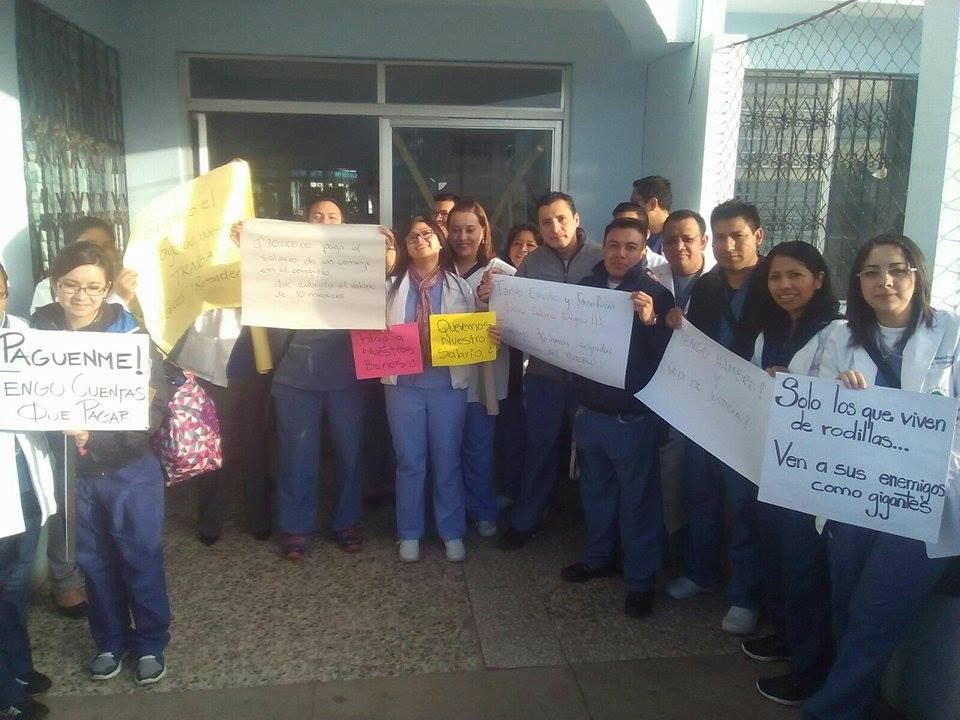 Médicos del Hospital Nacional de San Marcos muestran pancartas para exigir el pago de salarios atrasados. (Genner Guzmán)