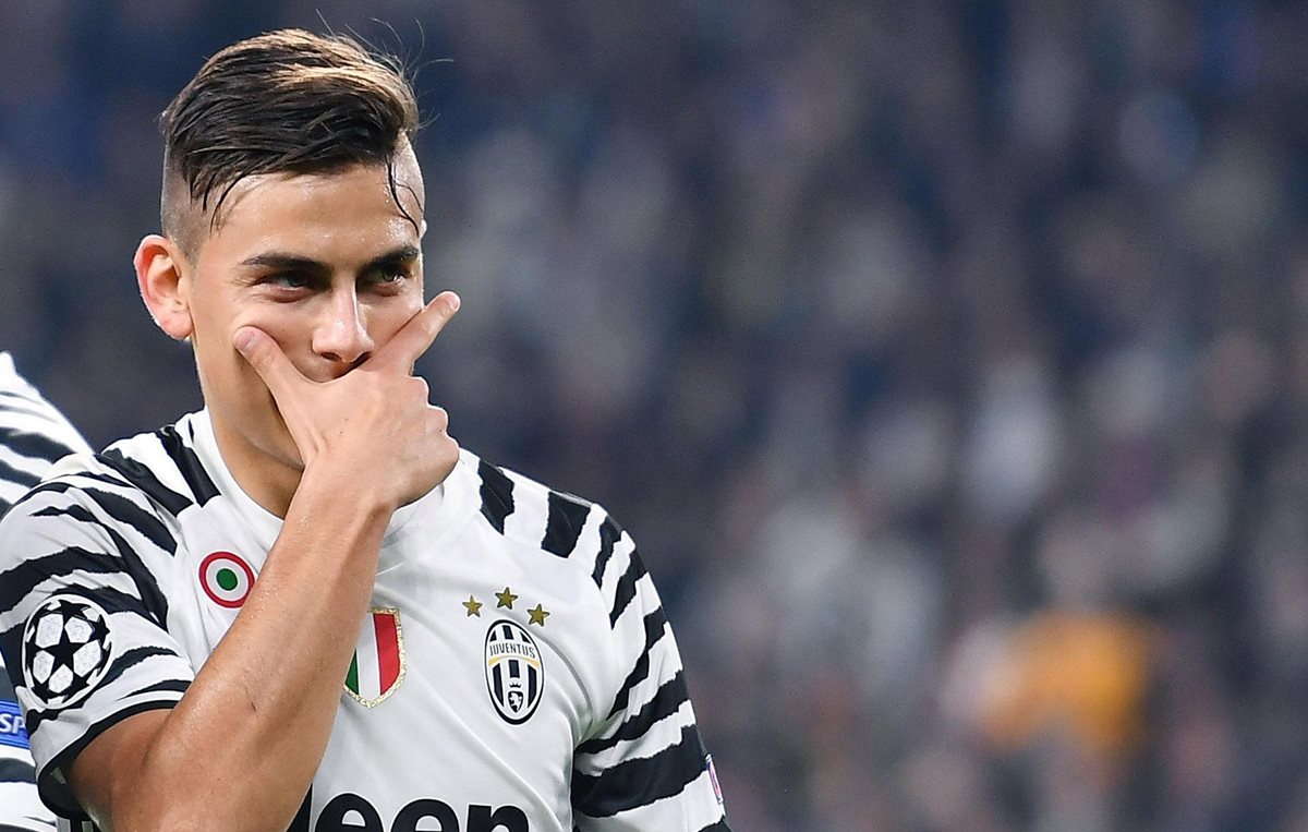 Con su peculiar forma para festejar goles el argentino Paulo Dybala ha sido fundamenal en la Juventus. (Foto Prensa Libre: EFE).