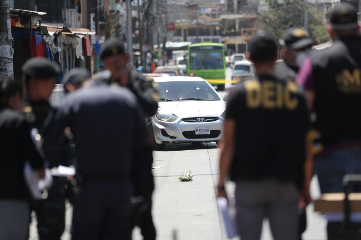 Un vehículo resultó con daños durante una taque armado en la colonia Villalobos, zona 12 de Villa Nueva. (Foto Prensa Libre: Érick Ávila)