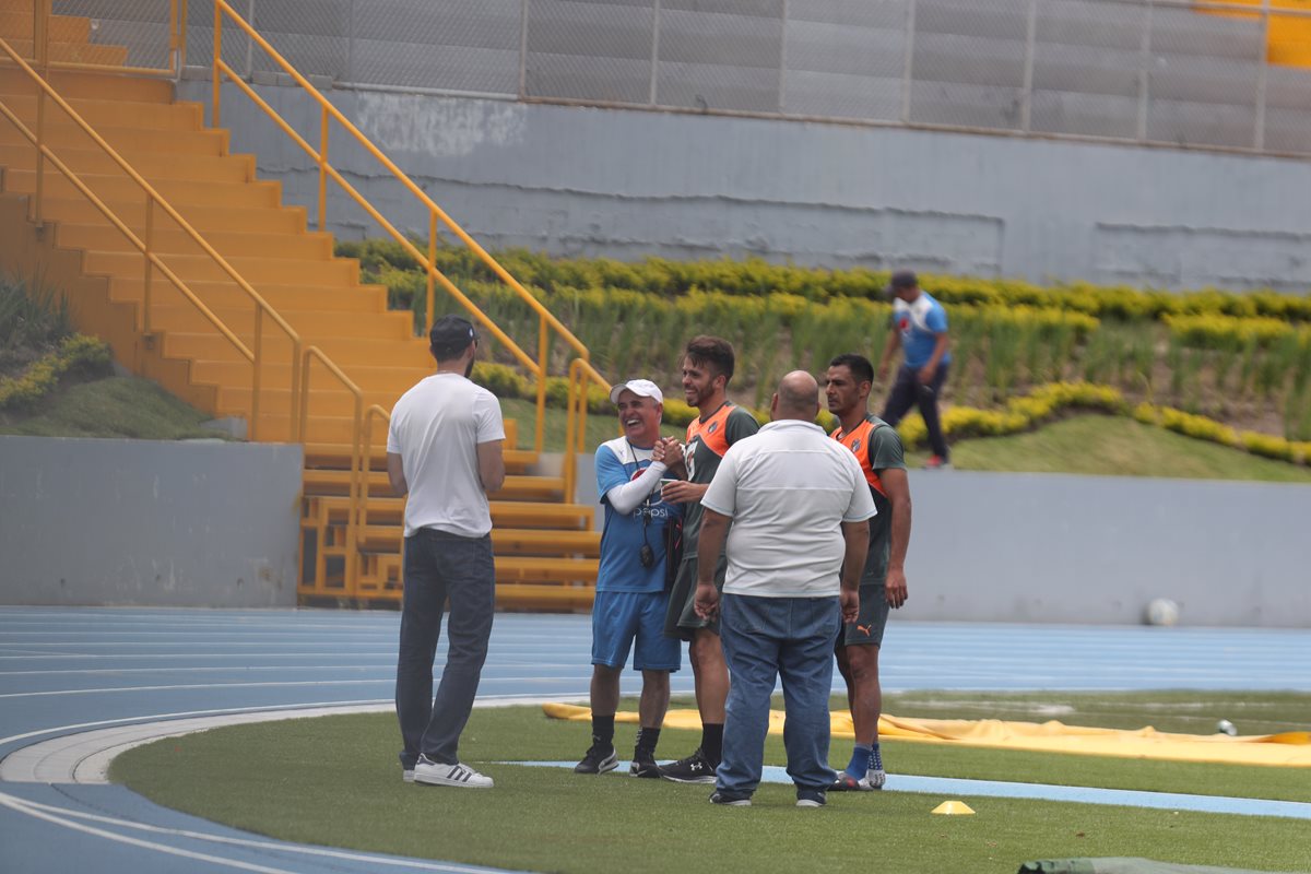 Rodrigo Saravia estrecha su mano con el entrenador de Comunicaciones Willy Coito Olivera. (Foto Prensa Libre: Carlos Vicente)