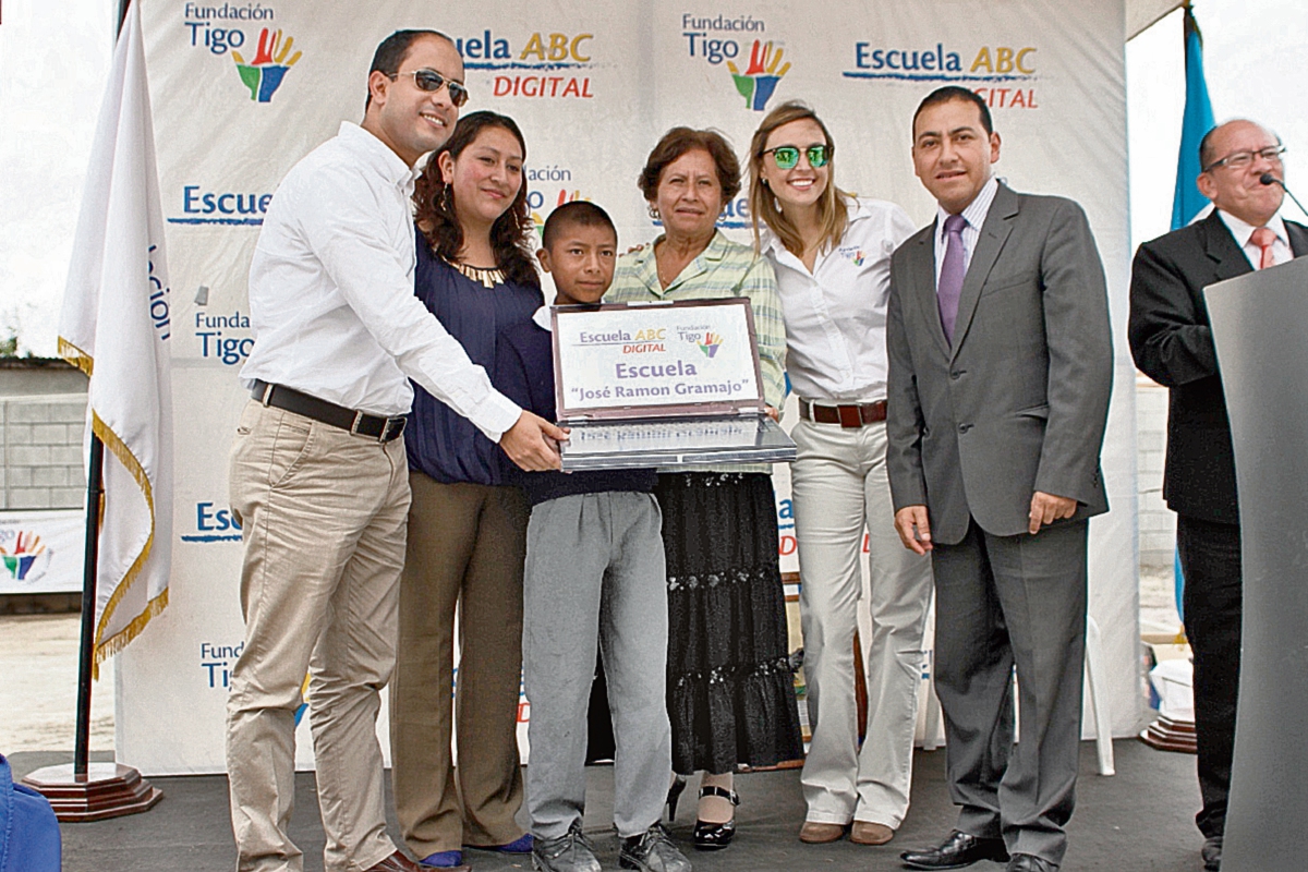 Autoridades educativas y representantes de la Fundación Tigo, junto a Jorge Pérez, durante la inauguración de escuela.
