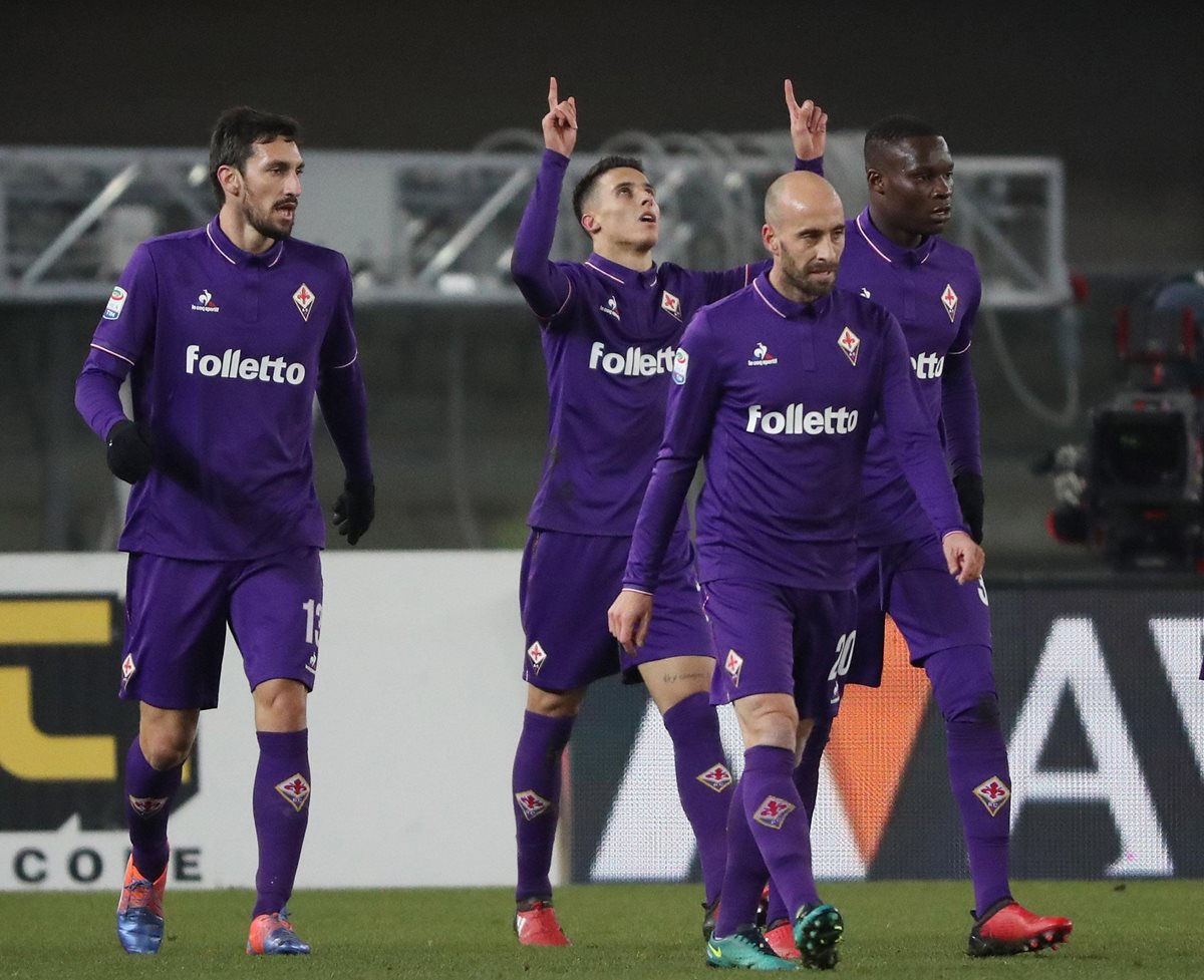 Cristian Tello al centro festeja con sus compañeros la anotación. (Foto Prensa Libre: AP)