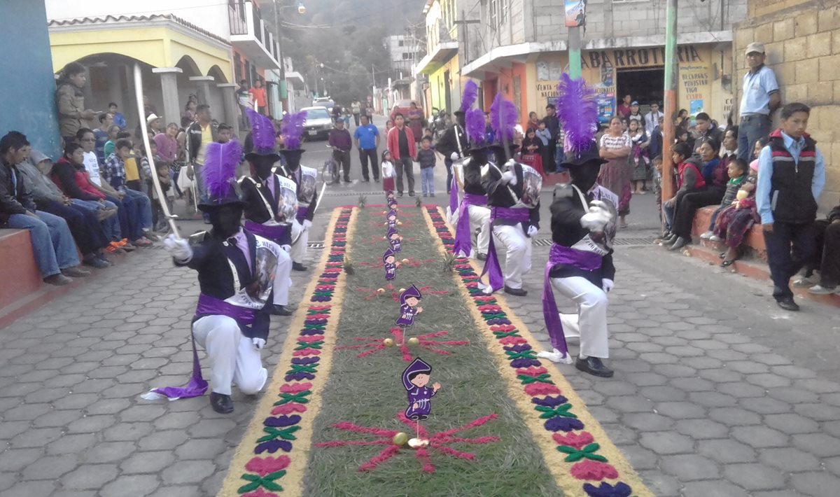 Los centuriones de Tecpán, Chimaltenango, escenifican a soldados romanos que acompañan las procesiones del Domingo de Ramos y Viernes de Santo. (Foto Prensa Libre: Víctor Chamalé)