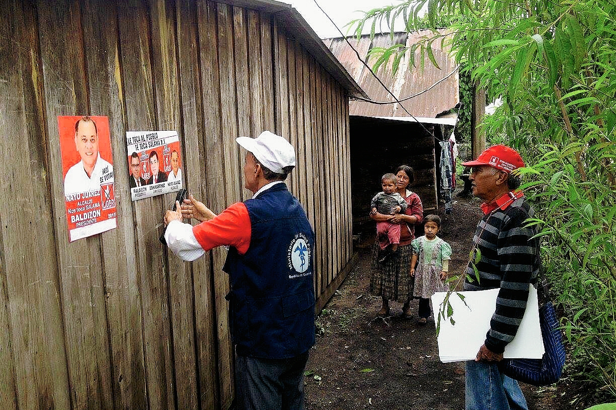 Abrahan García  Córdova coloca afiches del partido Lider, en la aldea San Rafael Chilasco, Salamá, Baja Verapaz. (Foto Prensa Libre: Redes sociales)