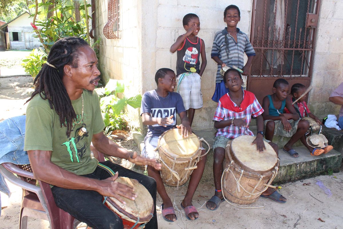 Eduardo Estero junto a un grupo de niños efectúan presentaciones culturales con su orquesta de música garífuna para los turistas. (Foto Prensa Libre: Dony Stewart)