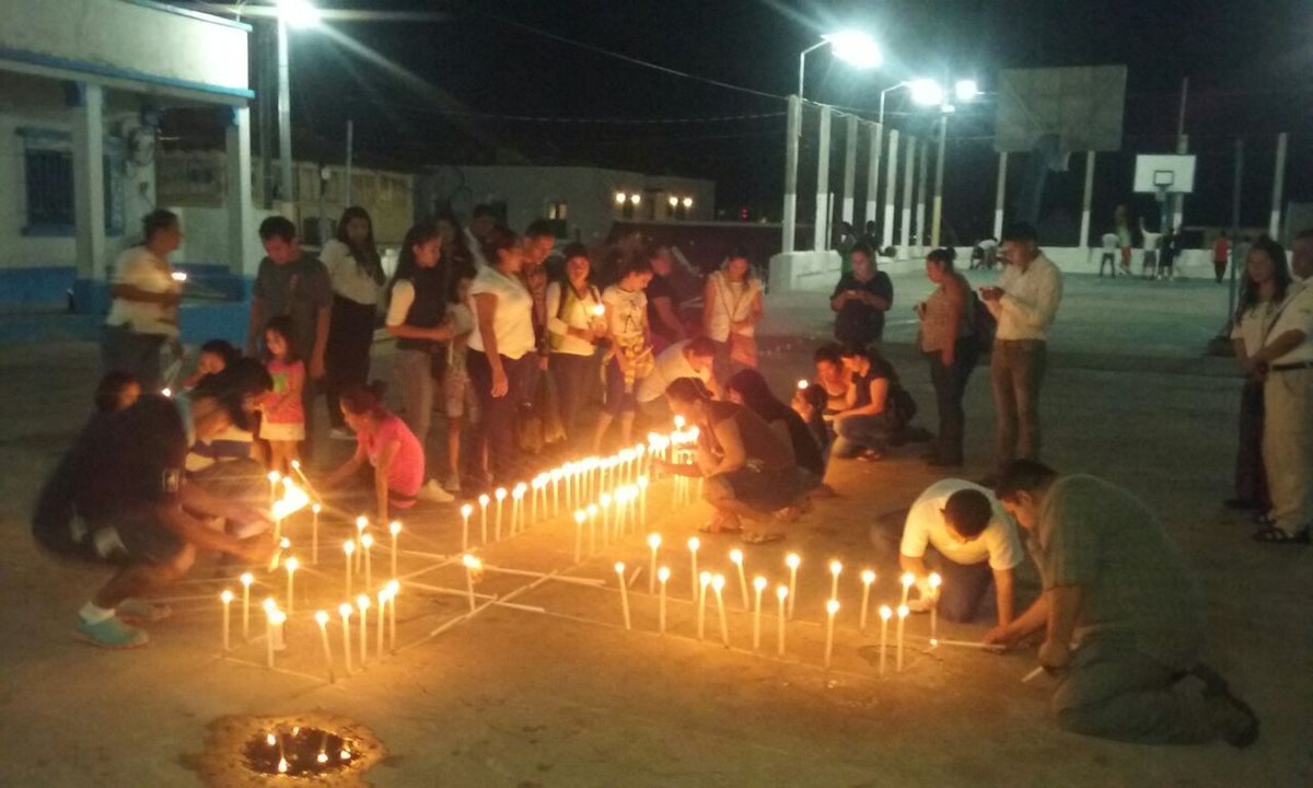 Vecinos hacen una vigilia en el parque central de la isla de Flores, Petén. (Foto Prensa Libre: Rigoberto Escobar)