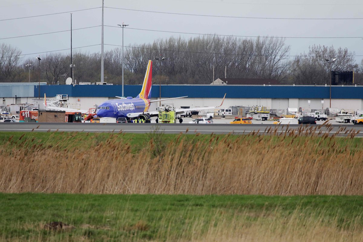 Un avión de Southwest Airlines se encuentra en la pista del Aeropuerto Internacional de Filadelfia tras una falla en el motor. (AFP).