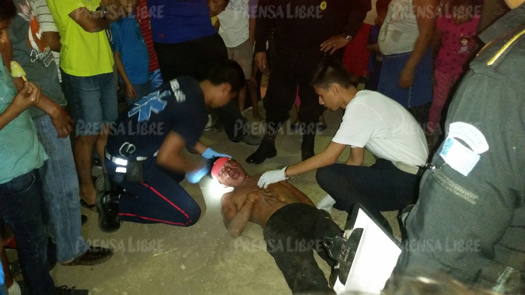 Socorristas auxilian a presunto ladrón vapuleado en Coatepeque, Quetzaltenango. (Foto Prensa Libre:Alexánder Coyoy)