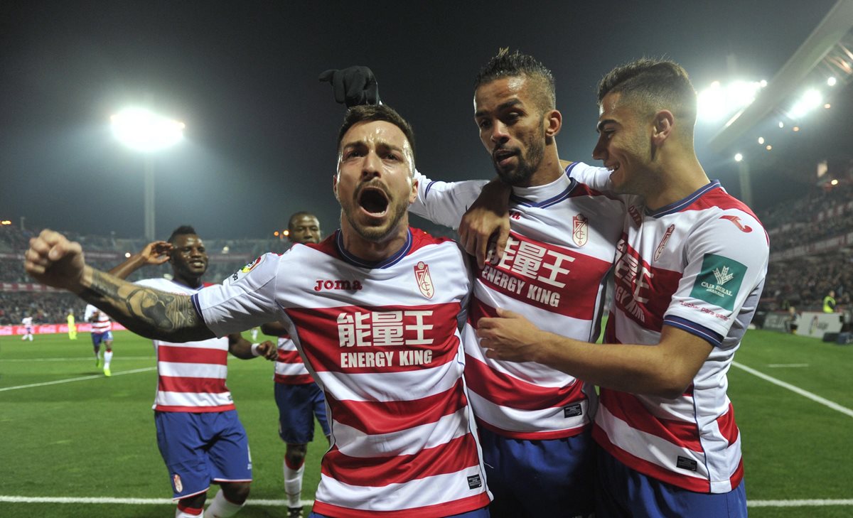 El centrocampista belga del Granada Mehdi Carcela-González (i) celebra con sus compañeros el gol marcado ante el Betis. (Foto Prensa Libre: EFE)