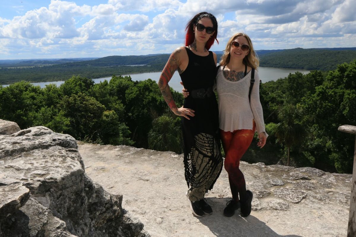 Las tatuadoras Cervena Fox y Megan Massacre, durante su visita a Tikal, en Flores, Petén. (Foto Prensa Libre: Rigoberto Escobar)