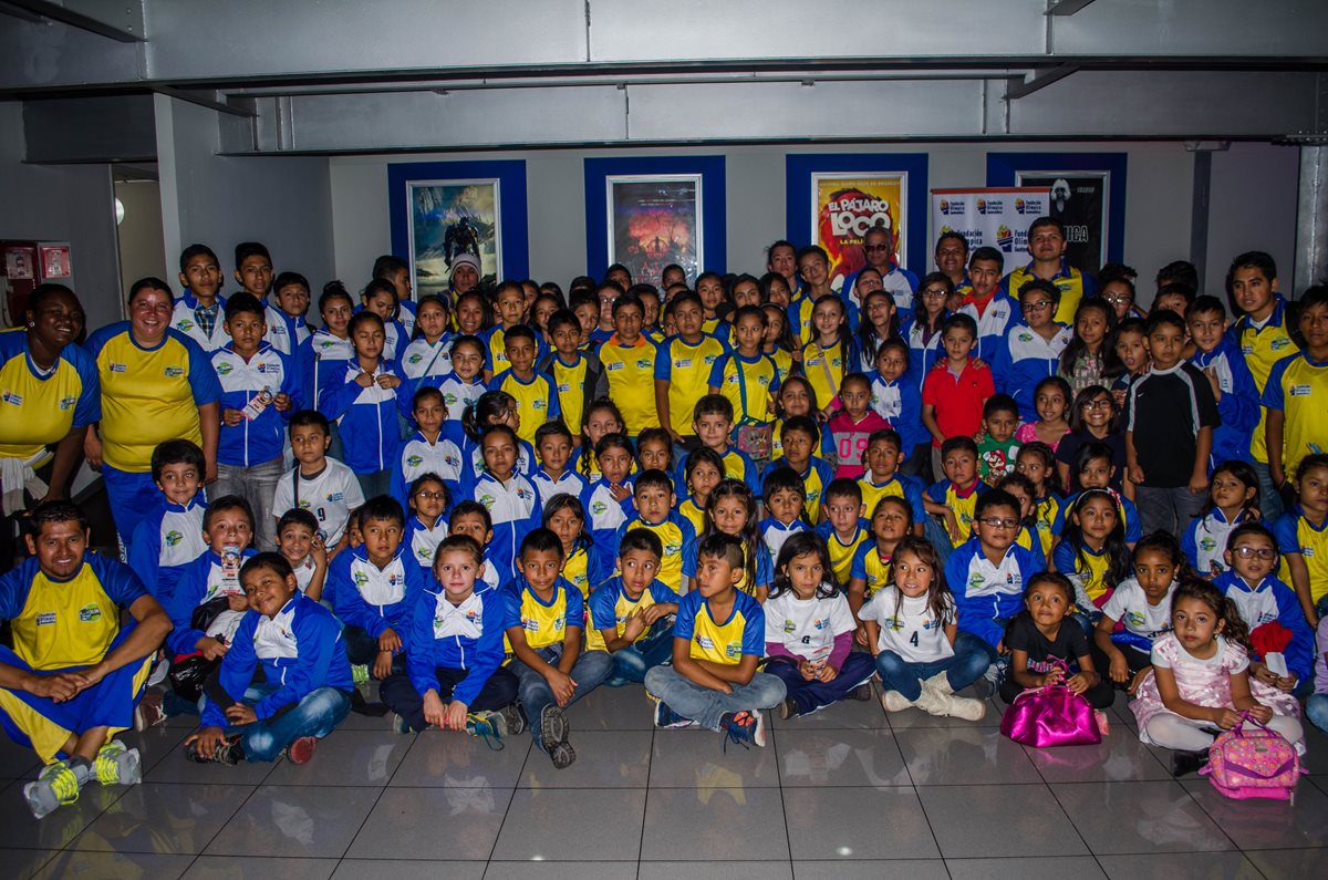 Los niños y jóvenes de FUNOG posan afuera de la sala de cine.