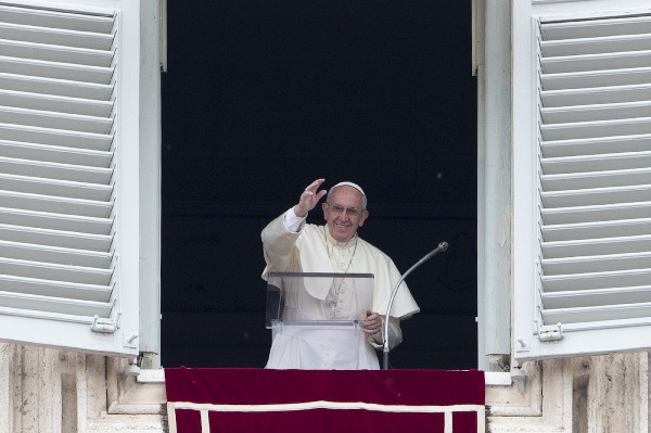 El Papa saluda desde la ventana de su estudio, en el Vaticano. (AFP).