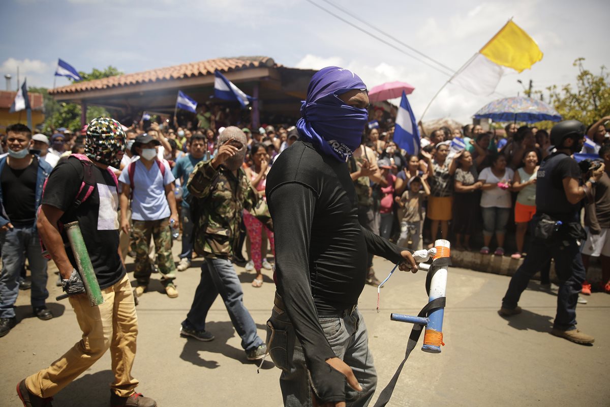 Manifestantes contra el Gobierno de Ortega salen a las calles en Masaya, Nicaragua. (EFE).