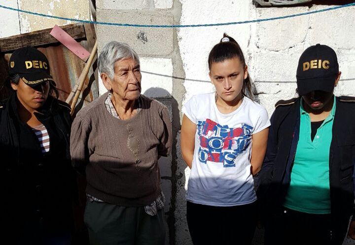 Saturnina Pérez Montes, de 86 años, fue detenida junto a Adriana Ramírez, sindicadas de extorsión y asesinato, respectivamente. (Foto Prensa Libre: PNC)