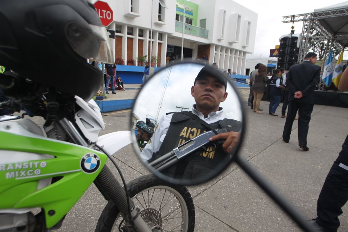 Presentación de los nuevos elementos de la PM de Mixco. (Foto Prensa Libre: Érick Ávila)