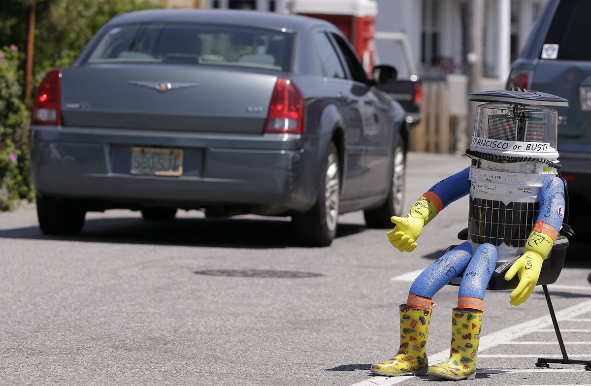 Los investigadores canadienses que crearon hitchBOT como un experimento social, lo reconstruirán. (Foto Prensa Libre: AP)