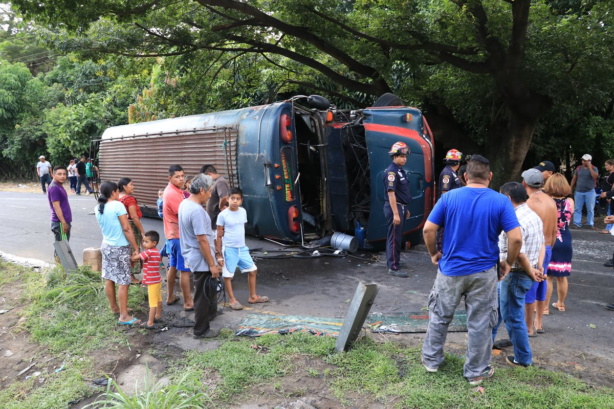 Al menos 15 personas resultaron heridas al volcar un bus extraurbano de los transportes Esmeraldas en el kilómetro 64 de la ruta a Sipacate, Escuintla. (Foto Prensa Libre: Enrique Paredes)