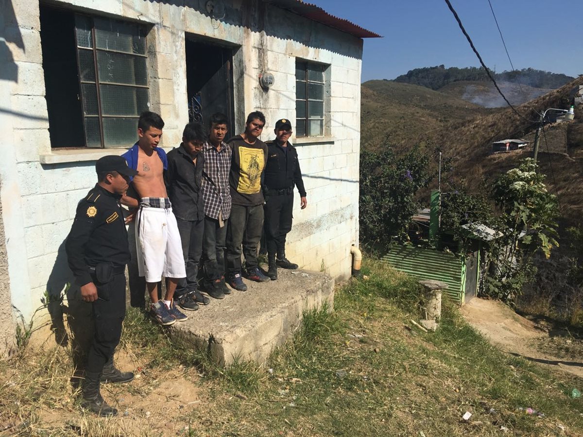 Los cinco presuntos secuestradores fueron detenidos en San Pedro Ayampuc.(Foto Prensa Libre:cortesía)