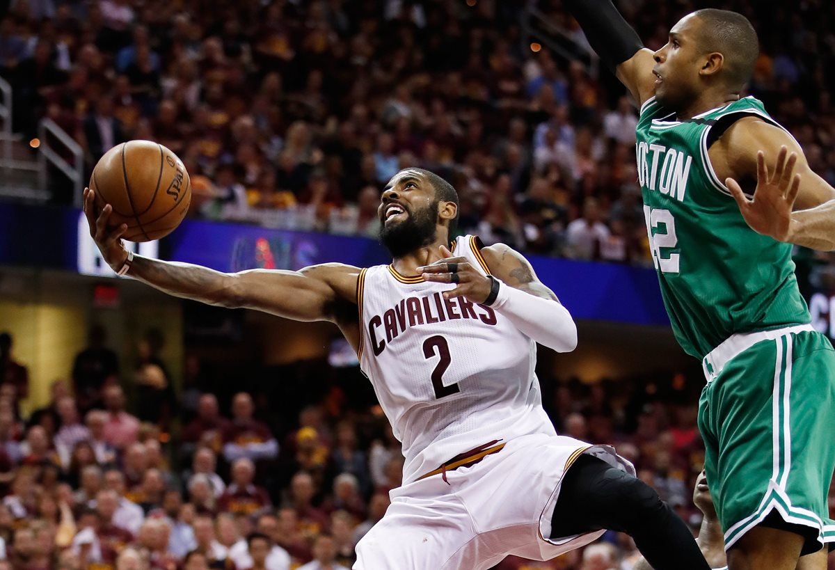 Kyrie Irving trata de encestar durante el juego frente a Boston. (Foto Prensa Libre: AFP)