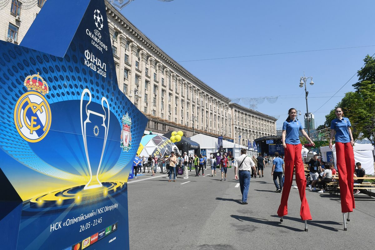 Las calles de Kiev ya palpitan el ambiente de la final de la Champions League entre el Real Madrid y el Liverpool. (Foto Prensa Libre: AFP)